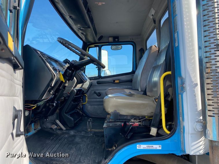 image for item KB9498 2002 Freightliner FL70  utility / service truck