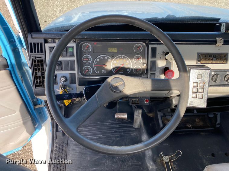 image for item KB9498 2002 Freightliner FL70  utility / service truck