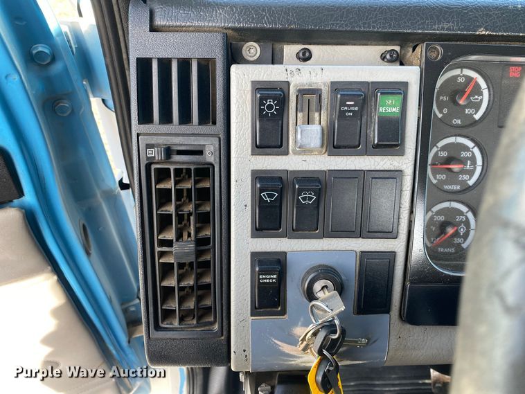 image for item KB9498 2002 Freightliner FL70  utility / service truck