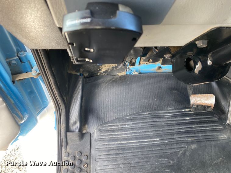 image for item KB9498 2002 Freightliner FL70  utility / service truck