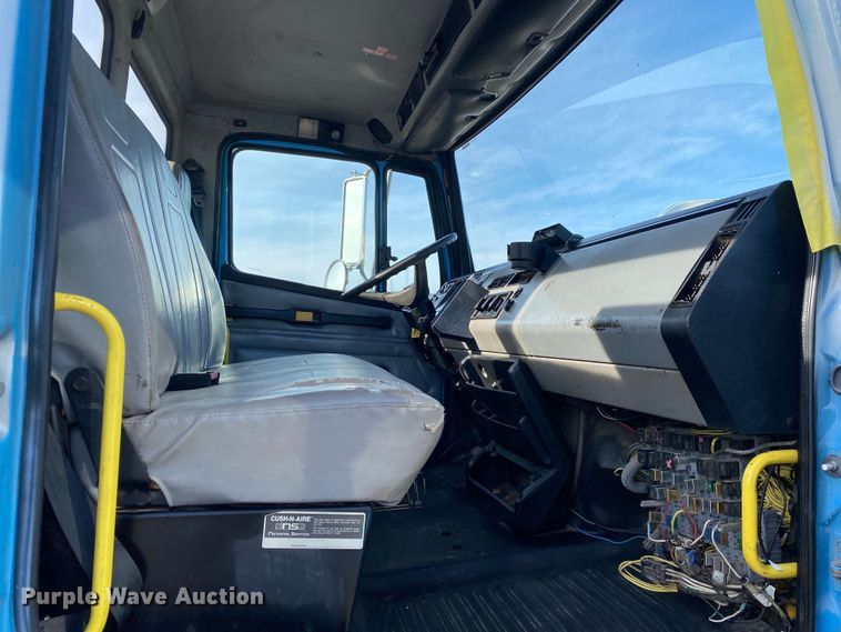 image for item KB9498 2002 Freightliner FL70  utility / service truck