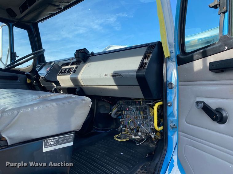 image for item KB9498 2002 Freightliner FL70  utility / service truck