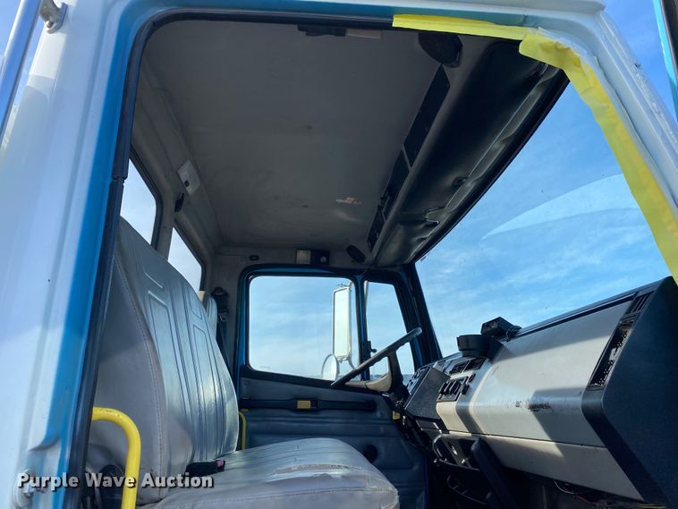 image for item KB9498 2002 Freightliner FL70  utility / service truck