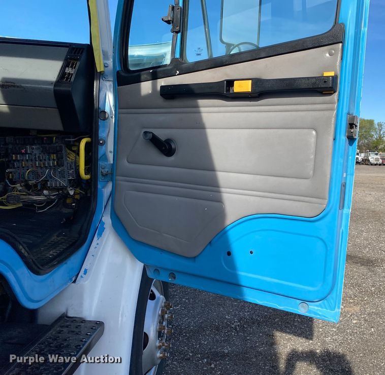 image for item KB9498 2002 Freightliner FL70  utility / service truck