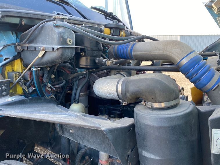 image for item KB9498 2002 Freightliner FL70  utility / service truck