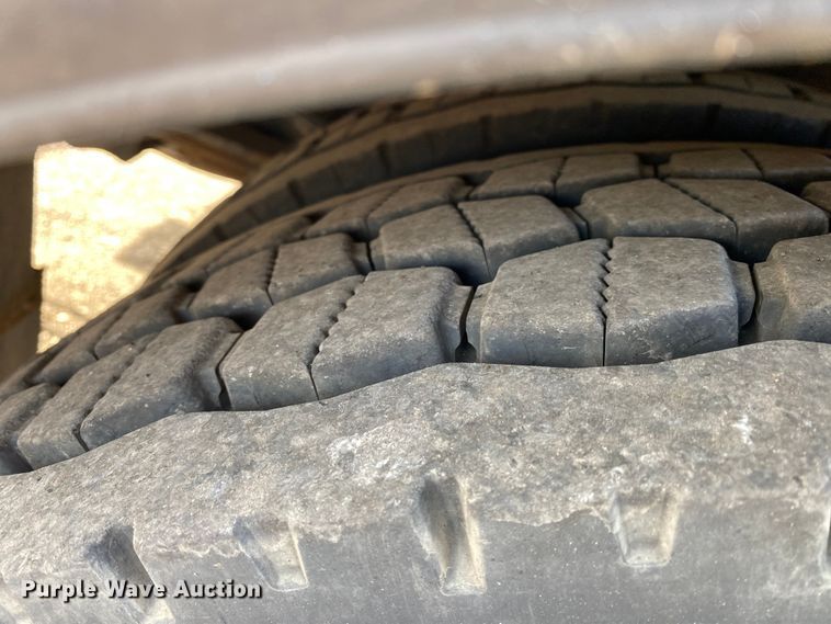 image for item KB9498 2002 Freightliner FL70  utility / service truck