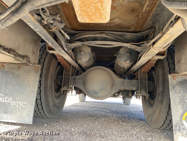 image for item KB9498 2002 Freightliner FL70  utility / service truck