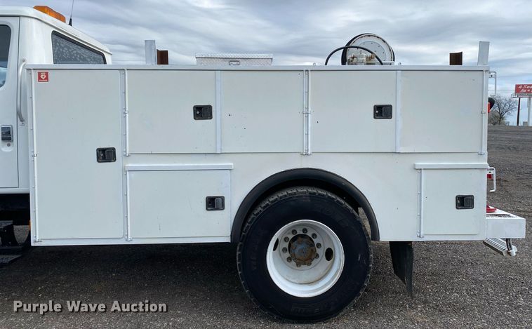 image for item KB9512 2002 International 4700  utility / service truck