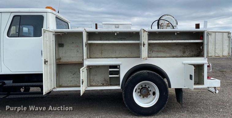 image for item KB9512 2002 International 4700  utility / service truck