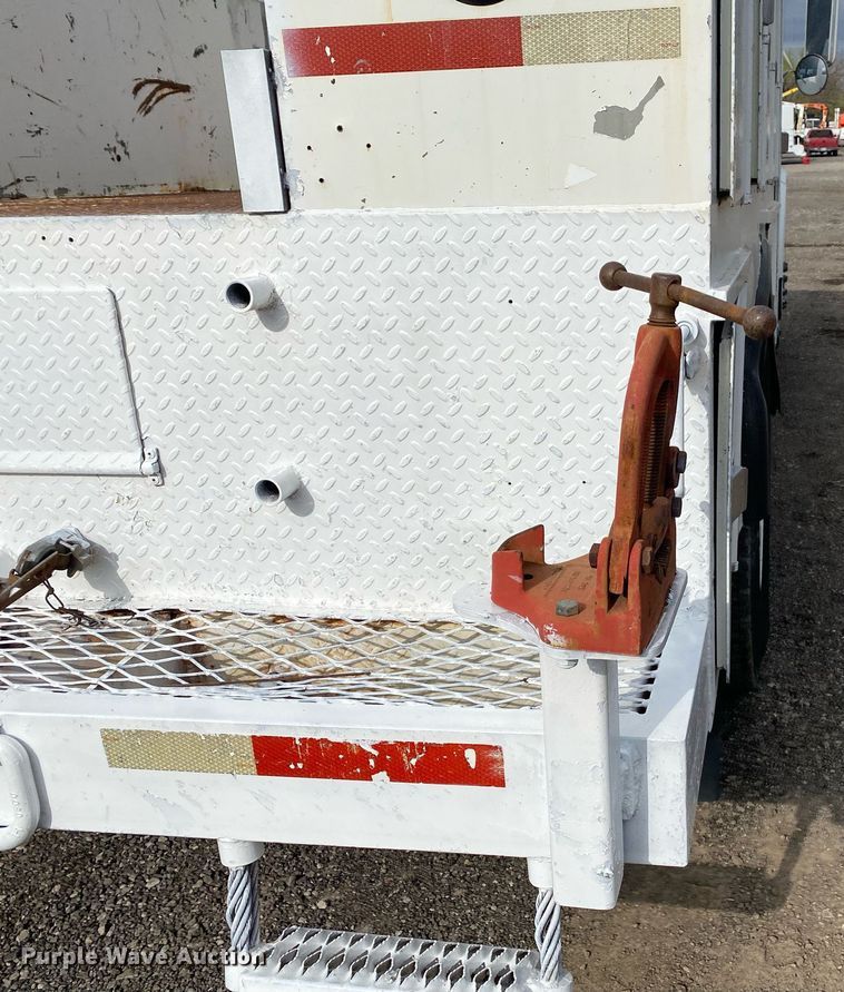 image for item KB9512 2002 International 4700  utility / service truck