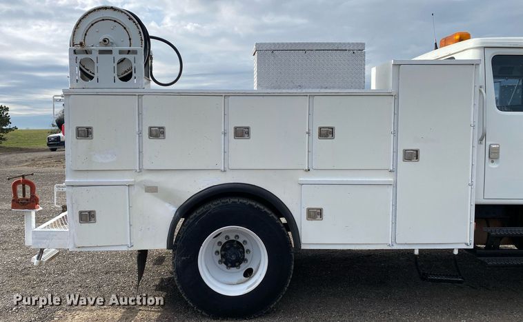 image for item KB9512 2002 International 4700  utility / service truck