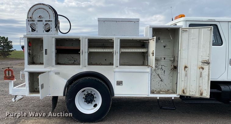 image for item KB9512 2002 International 4700  utility / service truck