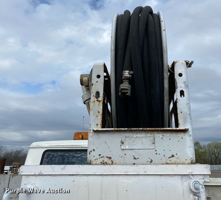 image for item KB9512 2002 International 4700  utility / service truck