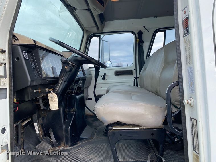 image for item KB9512 2002 International 4700  utility / service truck