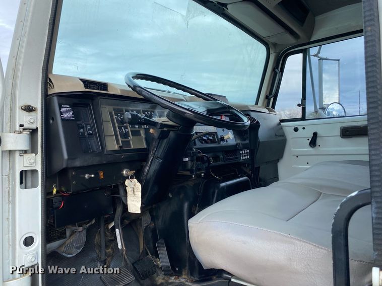 image for item KB9512 2002 International 4700  utility / service truck