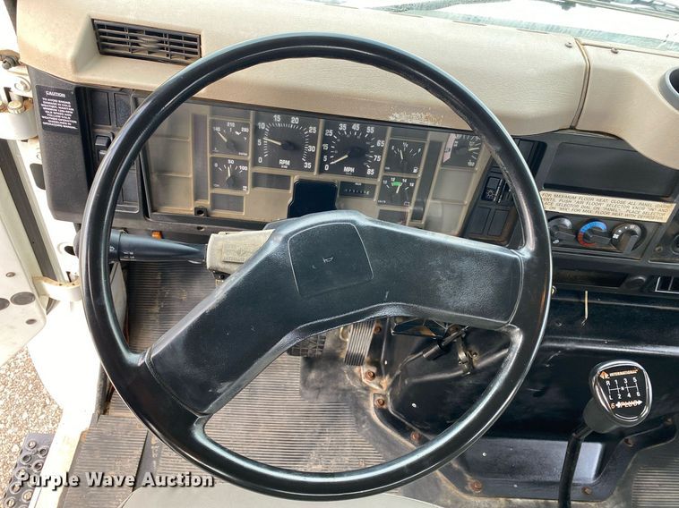 image for item KB9512 2002 International 4700  utility / service truck