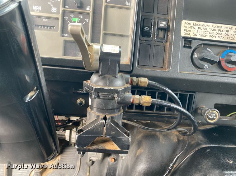 image for item KB9512 2002 International 4700  utility / service truck