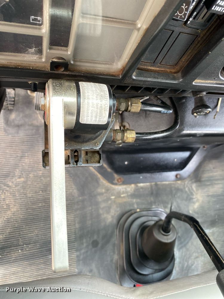 image for item KB9512 2002 International 4700  utility / service truck