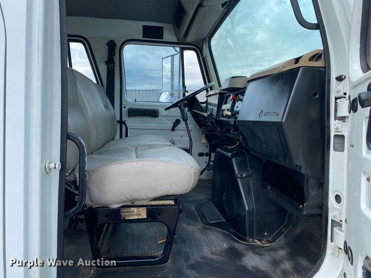 image for item KB9512 2002 International 4700  utility / service truck