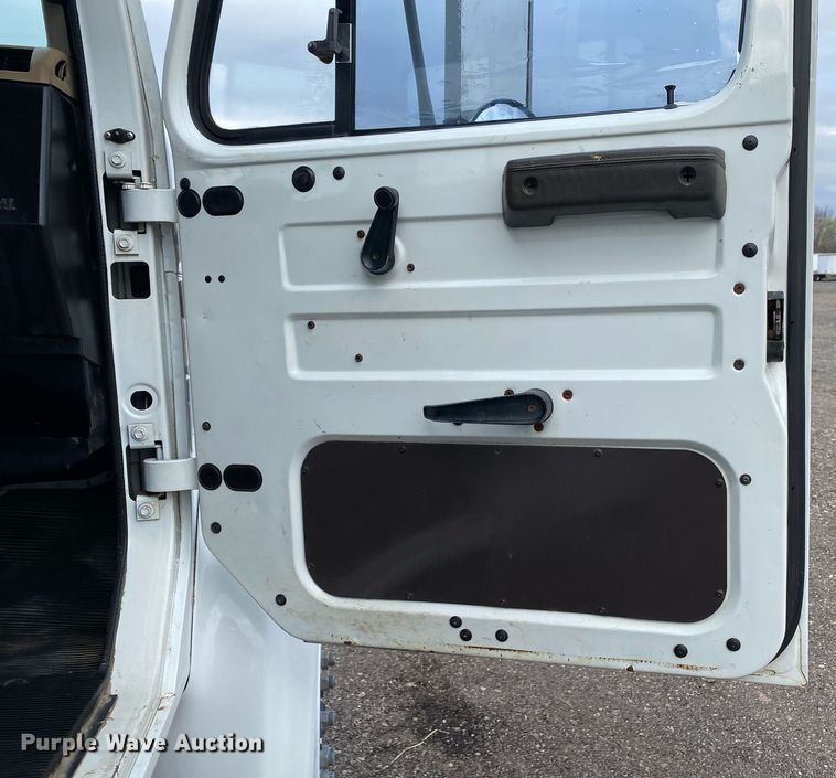 image for item KB9512 2002 International 4700  utility / service truck