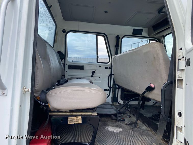 image for item KB9512 2002 International 4700  utility / service truck