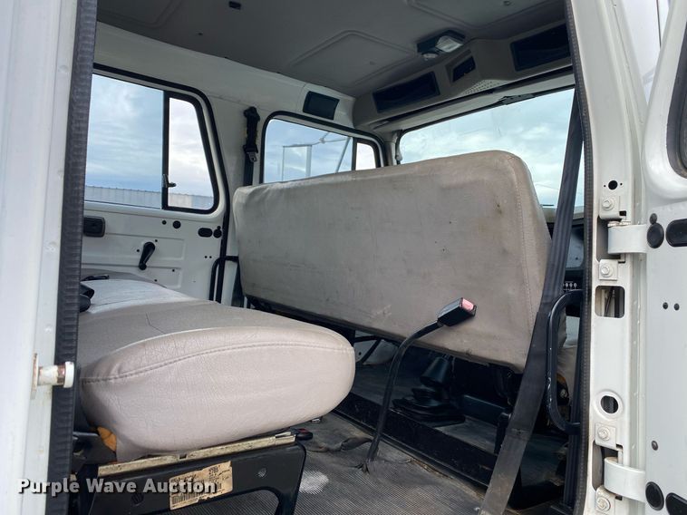 image for item KB9512 2002 International 4700  utility / service truck