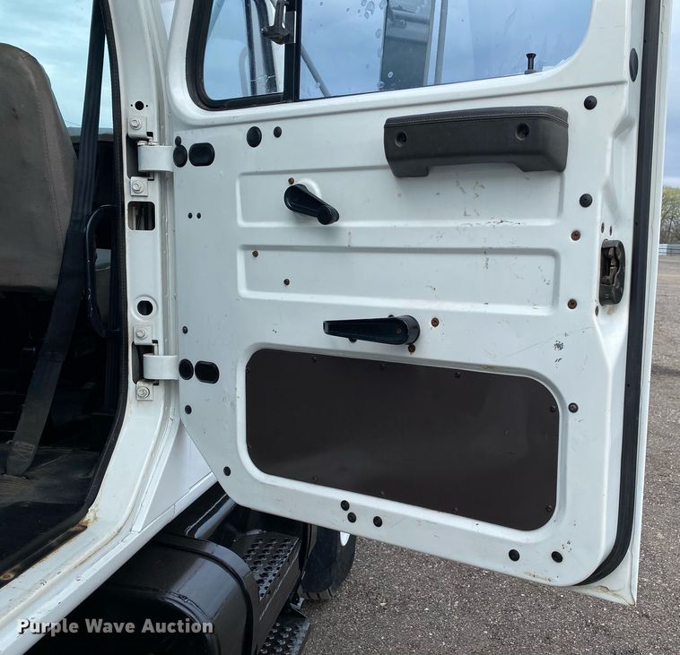 image for item KB9512 2002 International 4700  utility / service truck