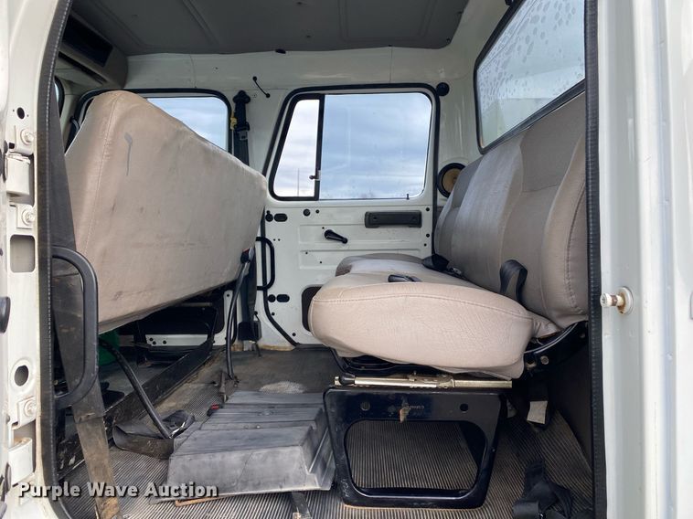 image for item KB9512 2002 International 4700  utility / service truck