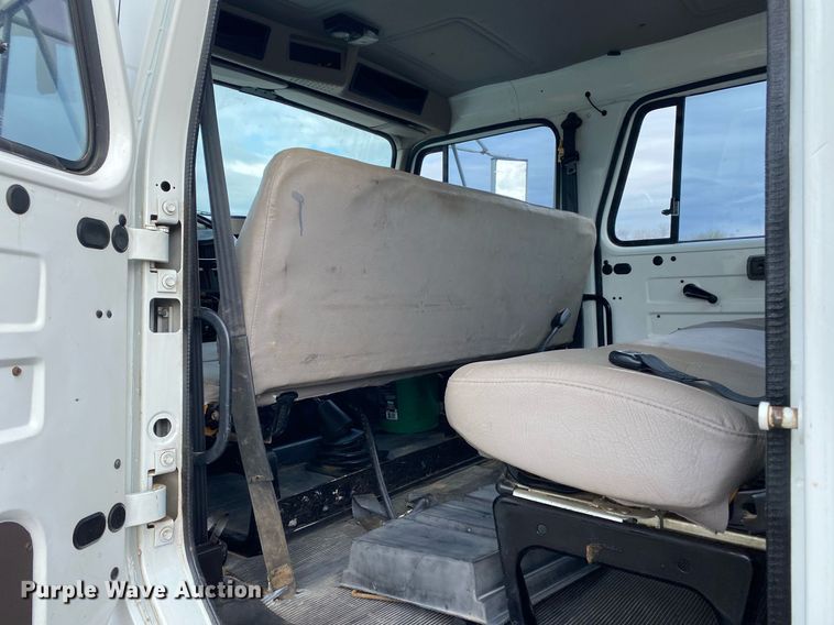 image for item KB9512 2002 International 4700  utility / service truck