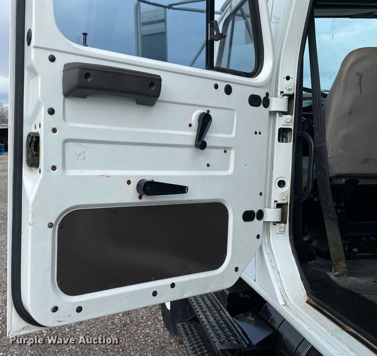 image for item KB9512 2002 International 4700  utility / service truck