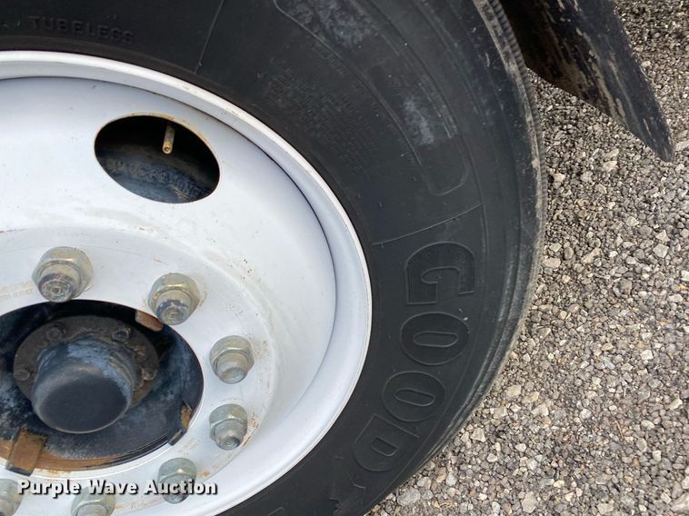 image for item KB9512 2002 International 4700  utility / service truck