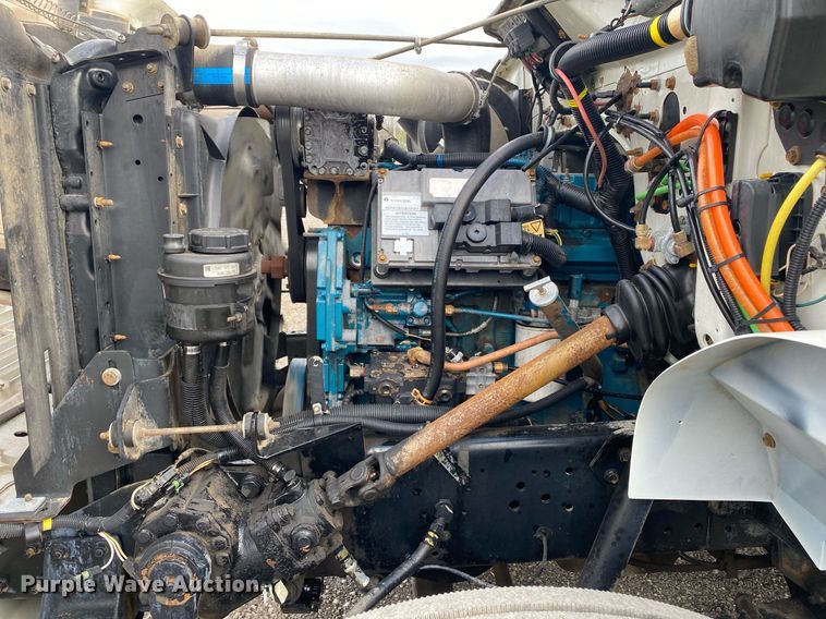 image for item KB9512 2002 International 4700  utility / service truck