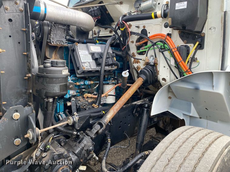 image for item KB9512 2002 International 4700  utility / service truck