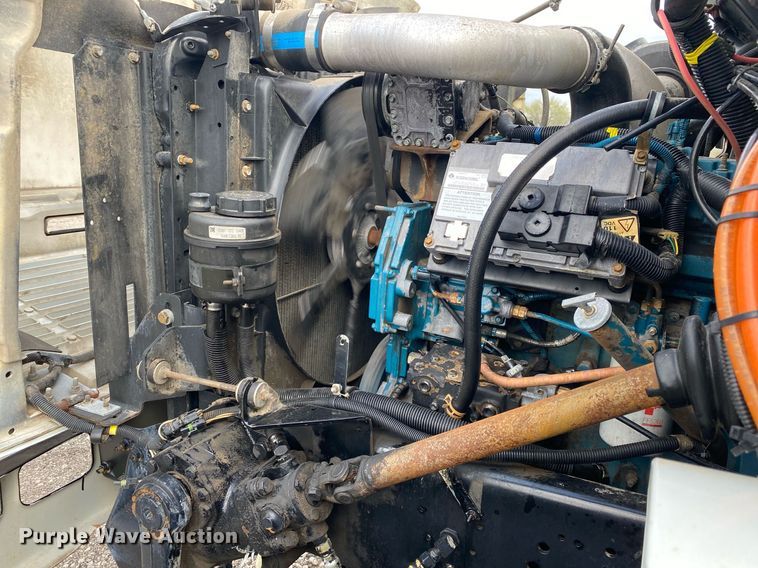 image for item KB9512 2002 International 4700  utility / service truck