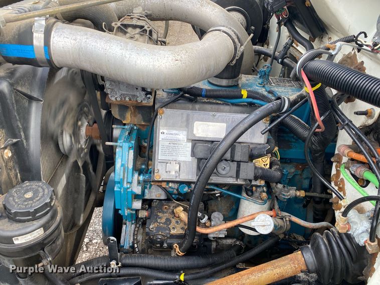 image for item KB9512 2002 International 4700  utility / service truck