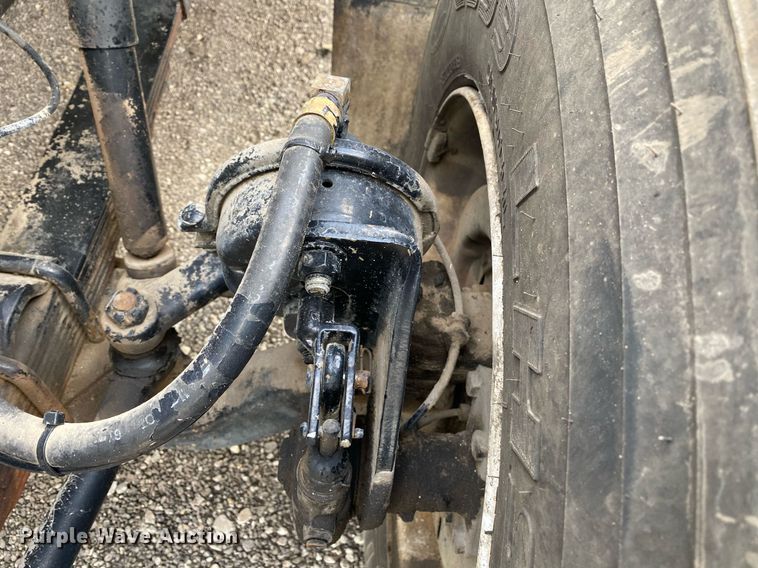 image for item KB9512 2002 International 4700  utility / service truck