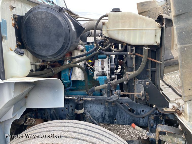 image for item KB9512 2002 International 4700  utility / service truck