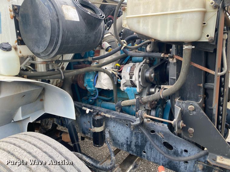 image for item KB9512 2002 International 4700  utility / service truck