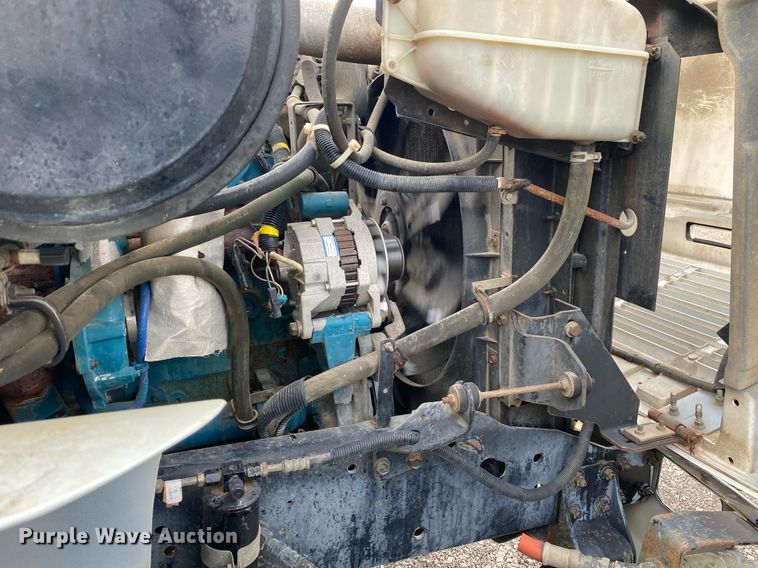 image for item KB9512 2002 International 4700  utility / service truck