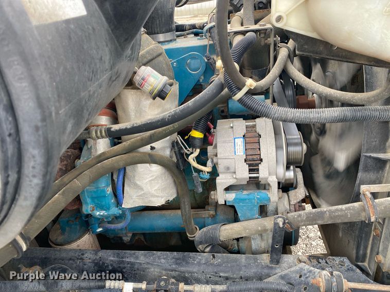 image for item KB9512 2002 International 4700  utility / service truck