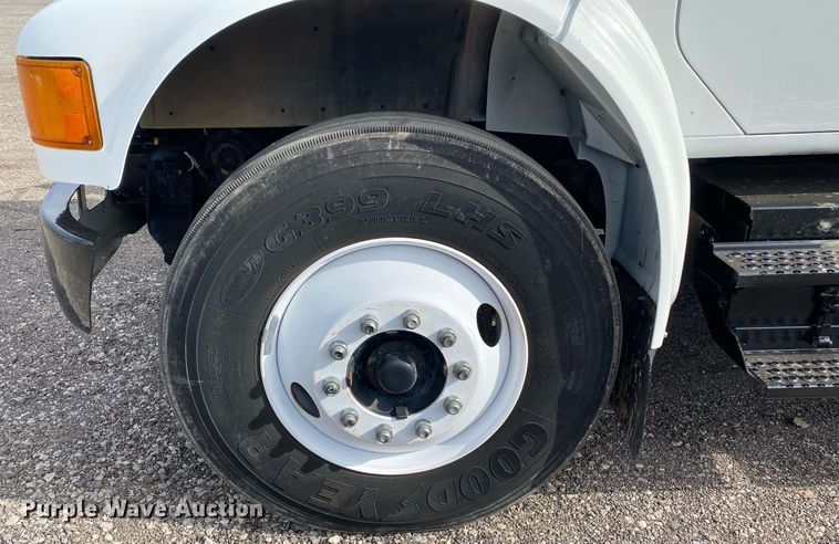 image for item KB9512 2002 International 4700  utility / service truck