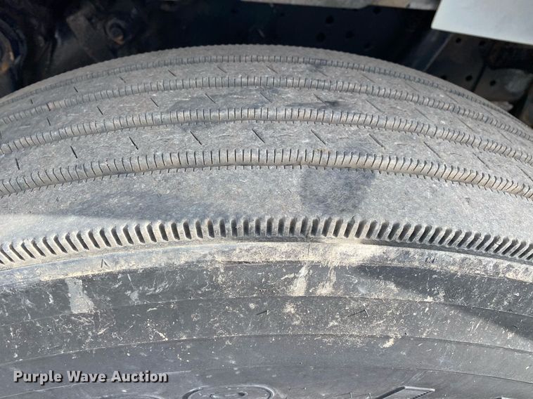 image for item KB9512 2002 International 4700  utility / service truck