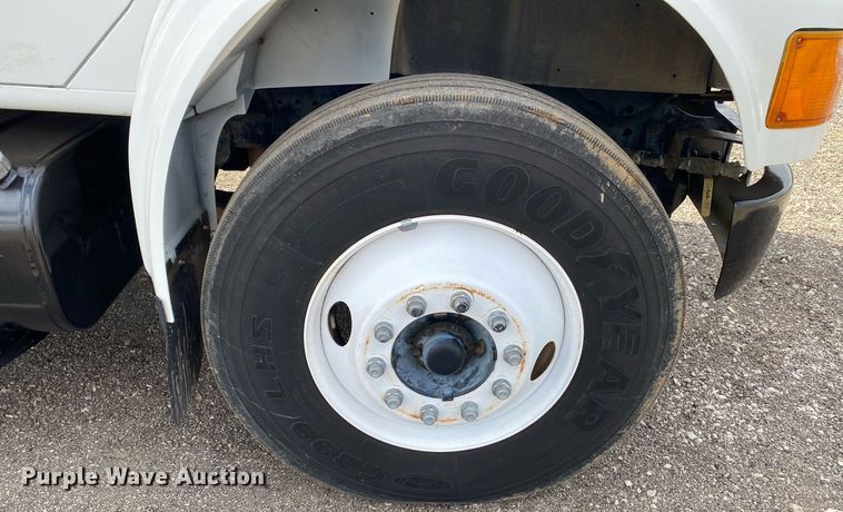 image for item KB9512 2002 International 4700  utility / service truck