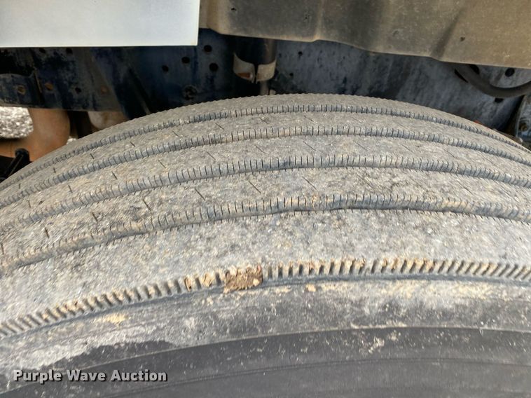 image for item KB9512 2002 International 4700  utility / service truck