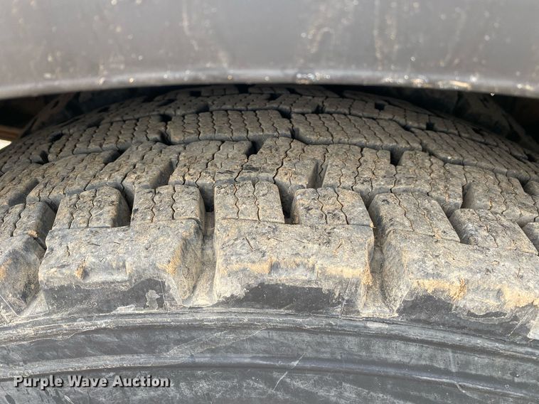 image for item KB9512 2002 International 4700  utility / service truck