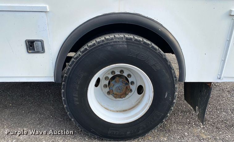 image for item KB9512 2002 International 4700  utility / service truck