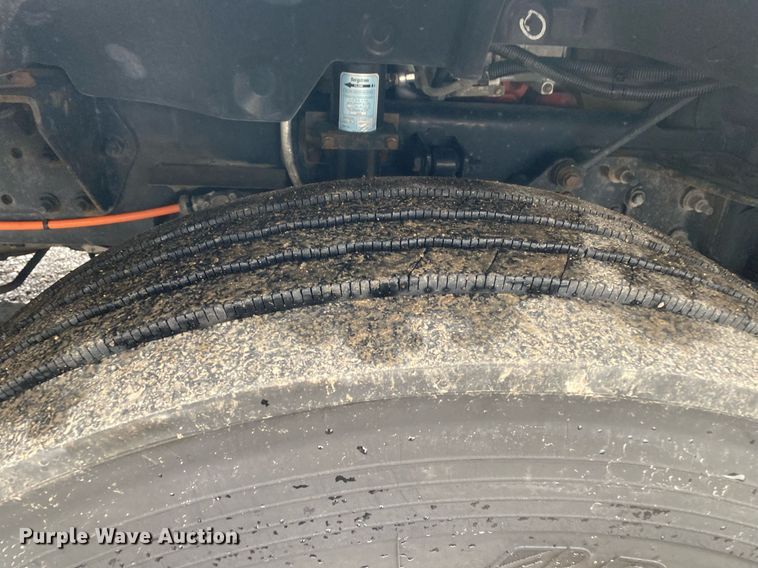 image for item KB9520 2011 Ford F750 Super Duty  utility / service truck