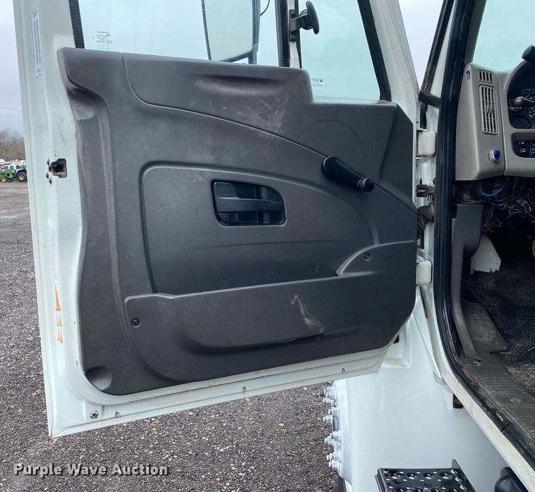 image for item KB9522 2008 International 4300 SBA  crew cab utility / service truck