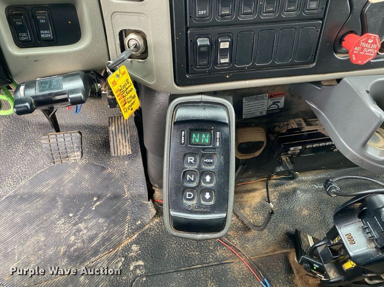 image for item KB9522 2008 International 4300 SBA  crew cab utility / service truck