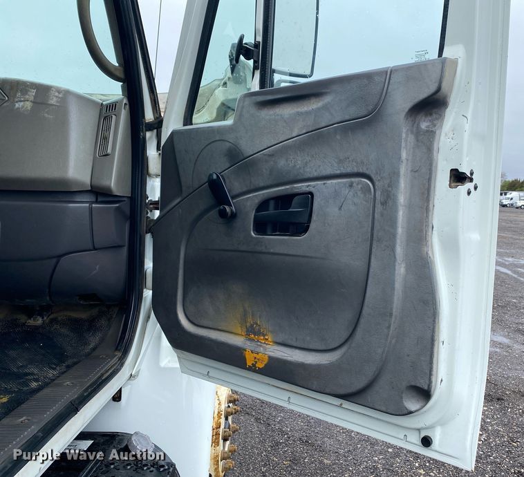 image for item KB9522 2008 International 4300 SBA  crew cab utility / service truck